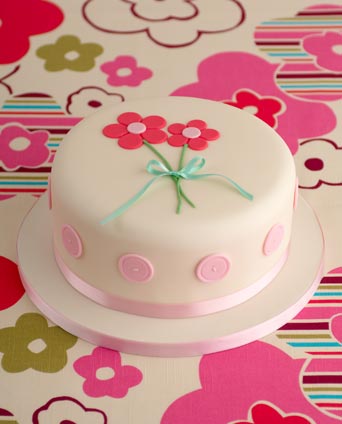 pink-buttons-birthday-cake