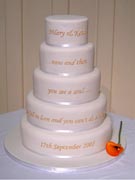 gold-poetry-wedding-cake