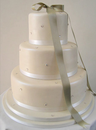 ivory-shimmer-wedding-cake