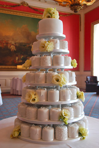 pearl-blossom-and-bow-mini-cakes