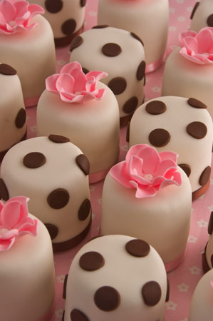 polka-dot-and-pink-mini-cakes