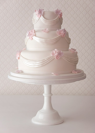 sugar-swag-and-buttons-wedding-cake
