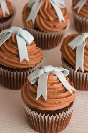 blue-bow-and-chocolate-wedding-cupcakes