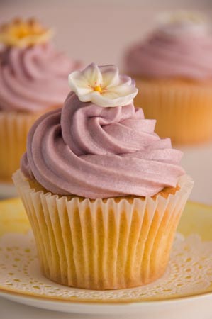 lilac-and-pansy-wedding-cupcakes