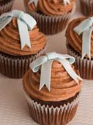 blue-bow-and-chocolate-wedding-cupcakes