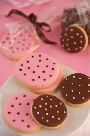 pink-and-chocolate-dot-wedding-cookies