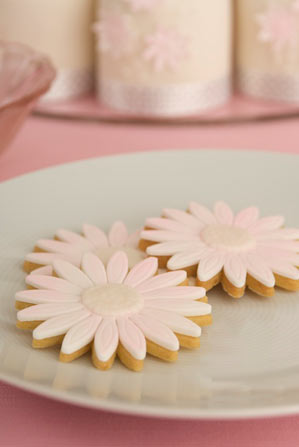 pink-daisy-wedding-cookies